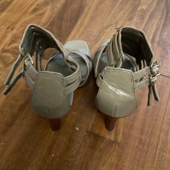 Tan size 7 heels - Picture 3 of 7